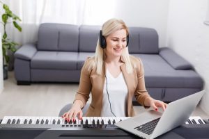 collaboratrice-jouant-du-piano